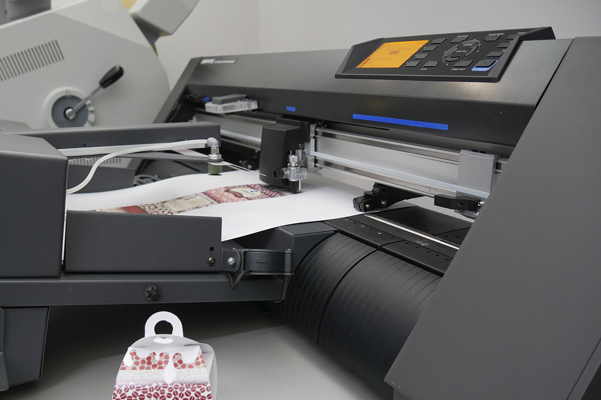 Sistemi di finitura post stampa per la produzione di materiali stampati